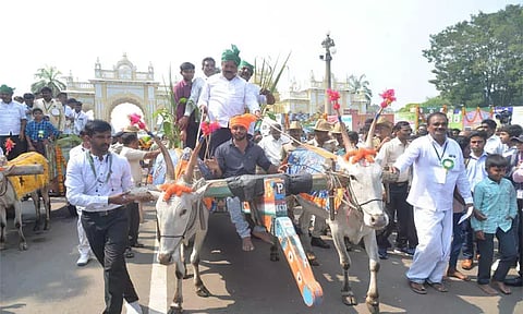 விவசாயிகள் தசரா விழாவையொட்டிமாட்டுவண்டி ஊர்வல