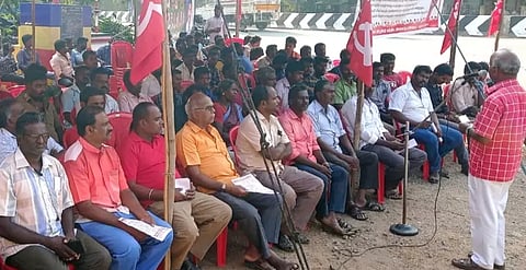 தர்மபுரி, கிருஷ்ணகிரியில்மின்வாரிய தொழிலாளர்கள் தர்ணா போராட்டம்