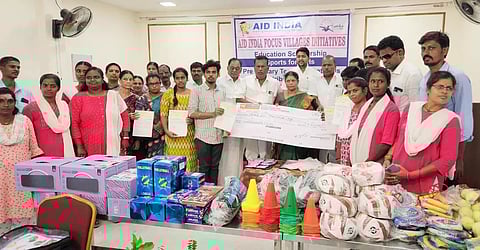 கல்வி உதவித்தொகை, விளையாட்டு பொருட்கள் வழங்கும் விழா