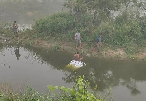 குருபரப்பள்ளி அருகேதடுப்பு சுவரை உடைத்து கார் ஏரியில் பாய்ந்தது