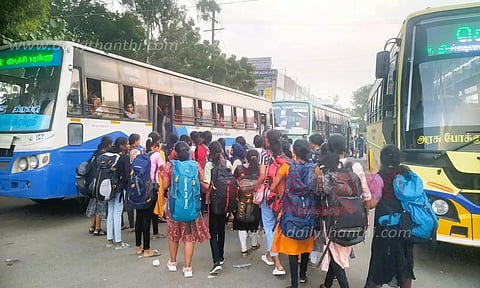பஸ் நிலையங்களில் பயணிகள் கூட்டம் அலைமோதியது