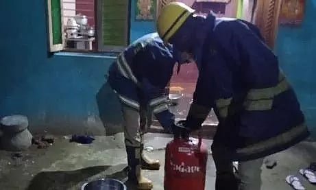 திண்டிவனம் அருகே கியாஸ் சிலிண்டர் தீப்பிடித்து எரிந்ததால் பரபரப்பு