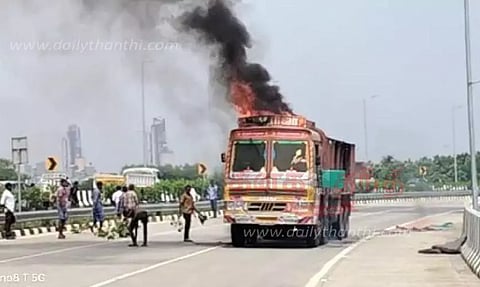 கிளிஞ்சல் ஏற்றிச்சென்ற லாரி தீப்பற்றி எரிந்தது