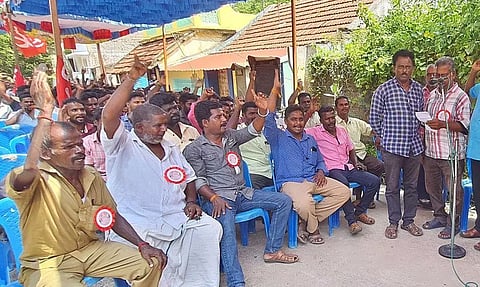 இ-டெண்டர் முறையில் பணியாளர்கள் நியமிப்பதை ரத்து செய்யக்கோரி மின்வாரிய ஊழியர்கள் தர்ணா போராட்டம்