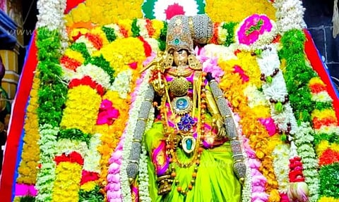 மதுரையில் ஊஞ்சல் அலங்காரத்தில் மீனாட்சி அம்மன்