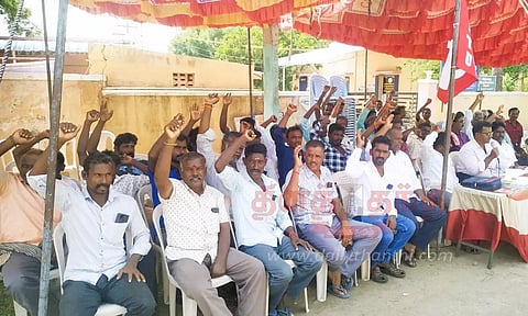 கோரிக்கைகளை வலியுறுத்தி மின் ஊழியர்கள் தர்ணா