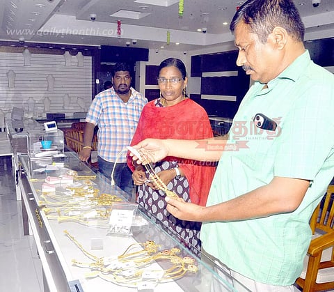 பிரணவ் நகைக்கடையில் போலி நகைகள்