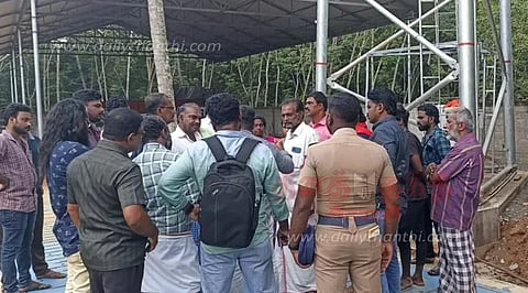 செல்போன் கோபுர பணியை தடுத்து நிறுத்திய பொதுமக்கள்