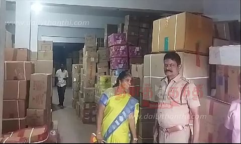 அனுமதி பெறாத குடோனுக்கு சீல்;1,400 பெட்டி பட்டாசுகள் பறிமுதல்