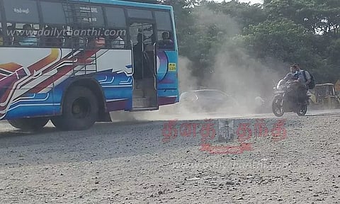 புழுதி பறக்கும் சாலையாக மாறிய மரப்பாலம்