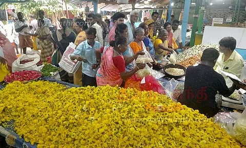பொள்ளாச்சி மார்க்கெட்டில் பூக்கள் விலை உயர்ந்தது