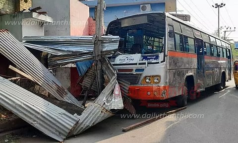 தனியார் பஸ் மின்சார கம்பத்தில் மோதி விபத்து