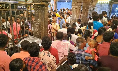 திருநள்ளாறு சனீஸ்வரர் கோவிலில் திரளான பக்தர்கள் தரிசனம்