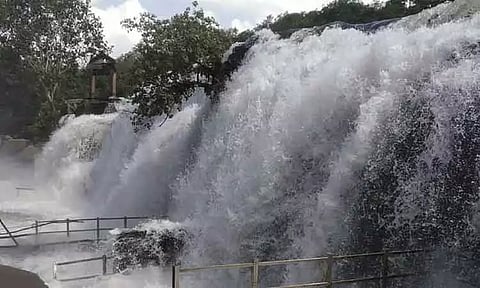 திற்பரப்பு அருவியில் நீர்வரத்து அதிகரிப்பு; 10-வது நாளாக சுற்றுலா பயணிகளுக்கு தடை