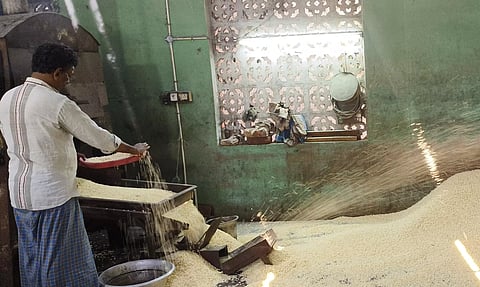 சிங்கம்புணரியில் பொரி தயாரிக்கும் பணி மும்முரம்