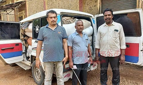 கேரளாவுக்கு காரில் கடத்த முயன்ற 2 டன் ரேஷன் அரிசி பறிமுதல்