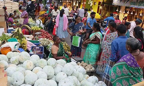 ஆயுத பூஜை பொருட்கள் வாங்க கடை வீதிகளில் அலைமோதிய கூட்டம்