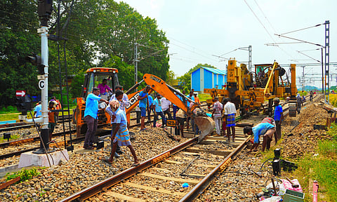 விருத்தாசலம் பகுதியில் தண்டவாளங்கள், சிலிப்பர் கட்டைகளை மாற்றும் பணி தீவிரம்
