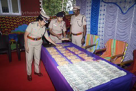 காரிமங்கலம் அருகே காரை வழிமறித்து கொள்ளையடித்த கேரளாவை சேர்ந்த 9 பேர் கைது; 6 கிலோ தங்க நகைகள், 4 கார்கள் பறிமுதல்