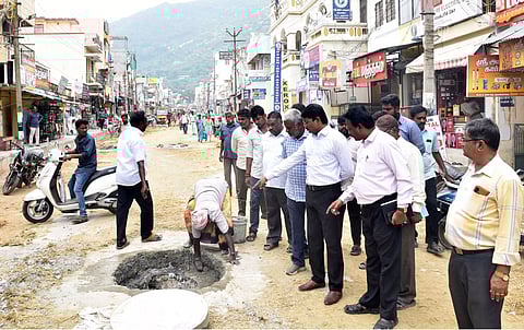நவீன எந்திரம் மூலம் சிமெண்டு சாலை அமைக்கும் பணிகளை கலெக்டர் ஆய்வு