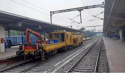 ரெயில்கள் வேகமாக செல்வதற்கு தண்டவாளங்கள் மாற்றி அமைப்பு