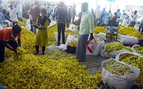 மல்லிகை கிலோ ரூ.1,000-க்கு விற்பனை