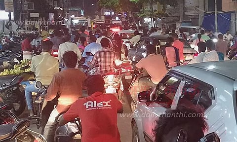 சுற்றுலா பயணிகள் வருகையால் திக்குமுக்காடிய புதுச்சேரி