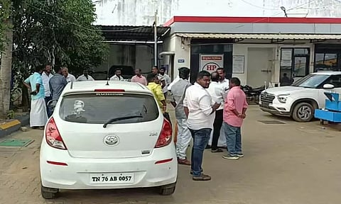 பெட்ரோல் விற்பனை நிலையத்தை இந்து முன்னணியினர் முற்றுகை