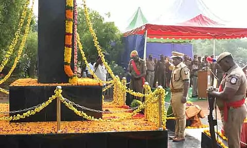 காவலர் வீரவணக்கம்: நினைவு தூணுக்கு மலர்வளையம் வைத்து மரியாதை