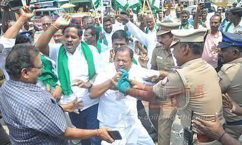 ரெயில் மறியலுக்கு முயன்றவிவசாயிகள் சங்கத்தினர் 44 பேர் கைது