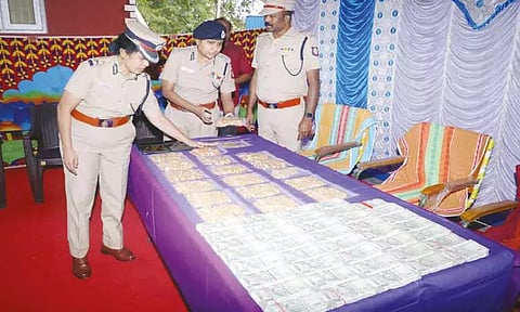 நகை கொண்டு சென்ற காரை வழிமறித்து கொள்ளையடித்த கேரளாவை சேர்ந்த 9 பேர் கைது; 6 கிலோ தங்க நகைகள், ரூ.19½ லட்சம் பறிமுதல்