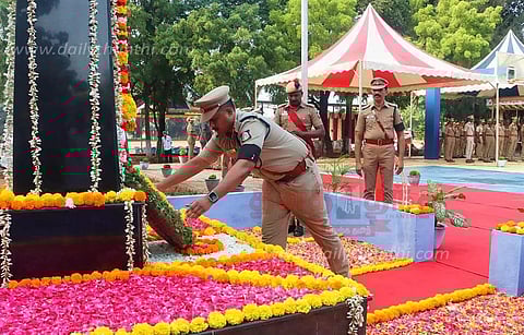 போலீசார் அர்ப்பணிப்பு உணர்வோடு பணியாற்ற வேண்டும்
