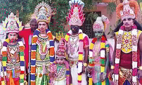 உடன்குடி அருகே சிவலூரில் பல்வேறு சுவாமி வேடம் அணிந்த பக்தர்களை படத்தில் காணலாம்.