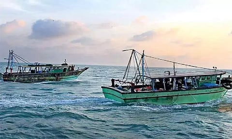 ராமேசுவரம் மீனவர்கள் மீது இலங்கை கடற்படை தாக்குதல்: வலைகளை அறுத்து கடலில் வீசி அட்டூழியம்