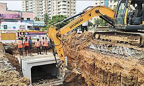 கிளாம்பாக்கம் புறநகர் பஸ் நிலையம் எதிரே சாலையின் குறுக்கே மழைநீர் வடிகால் அமைக்கும் பணி