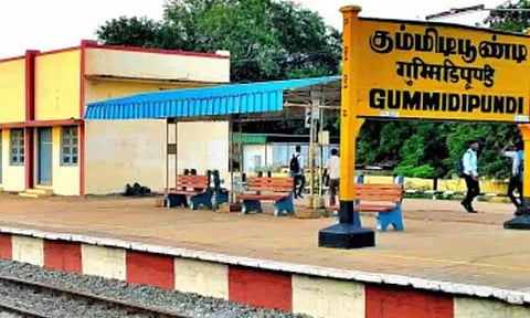 அம்ரித் பாரத் திட்டத்தின் கீழ் கும்மிடிப்பூண்டி ரெயில் நிலையத்தில் மறுசீரமைப்பு பணி தொடக்கம் - ரெயில்வே அதிகாரிகள் தகவல்