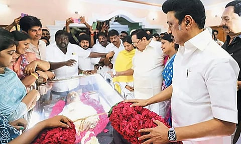 தி.மு.க. முன்னாள் எம்.எல்.ஏ. கி.வேணு உடலுக்கு முதல்-அமைச்சர் மு.க.ஸ்டாலின் அஞ்சலி