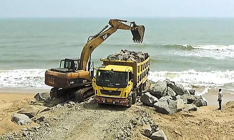 கொக்கிலமேடு பகுதியில் கடல் அரிப்பை தடுக்கும் வகையில் ரூ.9 கோடியில் கருங்கற்கள் கொட்டி தடுப்பு