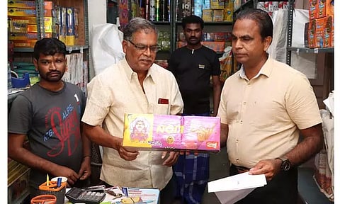 பட்டாசு கடையில் தாசில்தார் திடீர் ஆய்வு