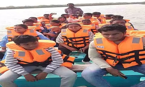 காரங்காடு சுற்றுலா மையத்தில் படகுசவாரி செய்த மக்கள்