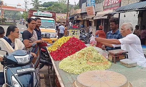 ஆயுத பூஜையையொட்டி பொரி, பூ, பழங்கள் விற்பனை மும்முரம்