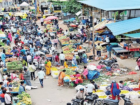 ஆயுத பூஜையையொட்டி பூக்கள்-பழங்கள் விலை உயர்வு