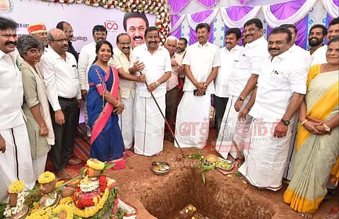 ஓசூரில்ரூ.30 கோடியில் புதிய பஸ் நிலையம் அமைக்கும் பணி அமைச்சர்கள் கே.என்.நேரு, அர.சக்கரபாணி தொடங்கி வைத்தனர்