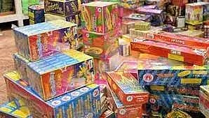 கிருஷ்ணகிரி மாவட்டத்தில்அனுமதியின்றி வைத்திருந்த பட்டாசுகள் பறிமுதல்