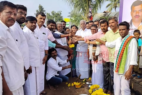 சூளகிரி அருகே மிடுதேப்பள்ளியில்சிமெண்டு சாலை, கழிவுநீர் கால்வாய் அமைக்கும் பணிகே.பி.முனுசாமி எம்.எல்.ஏ. தொடங்கி வைத்தார்