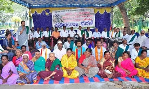 தமிழகத்திற்கு காவிரி நீர் திறக்க எதிர்ப்பு: மண்டியாவில் விவசாயிகள் 50-வது நாளாக போராட்டம்