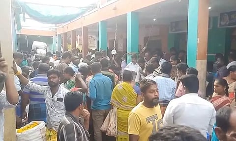 நிலக்கோட்டை மார்க்கெட்டில் பூக்கள் விலை கிடுகிடு உயர்வு