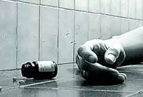 கணவர் இறந்த விரக்தியில் இளம் பெண் விஷம் குடித்து தற்கொலை