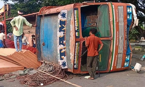 சாலையின் நடுவே கவிழ்ந்த லாரி