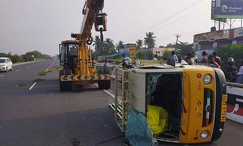 திண்டிவனம் அருகே சரக்கு வாகனம் கவிழ்ந்து விபத்து; 12 பேர் காயம்